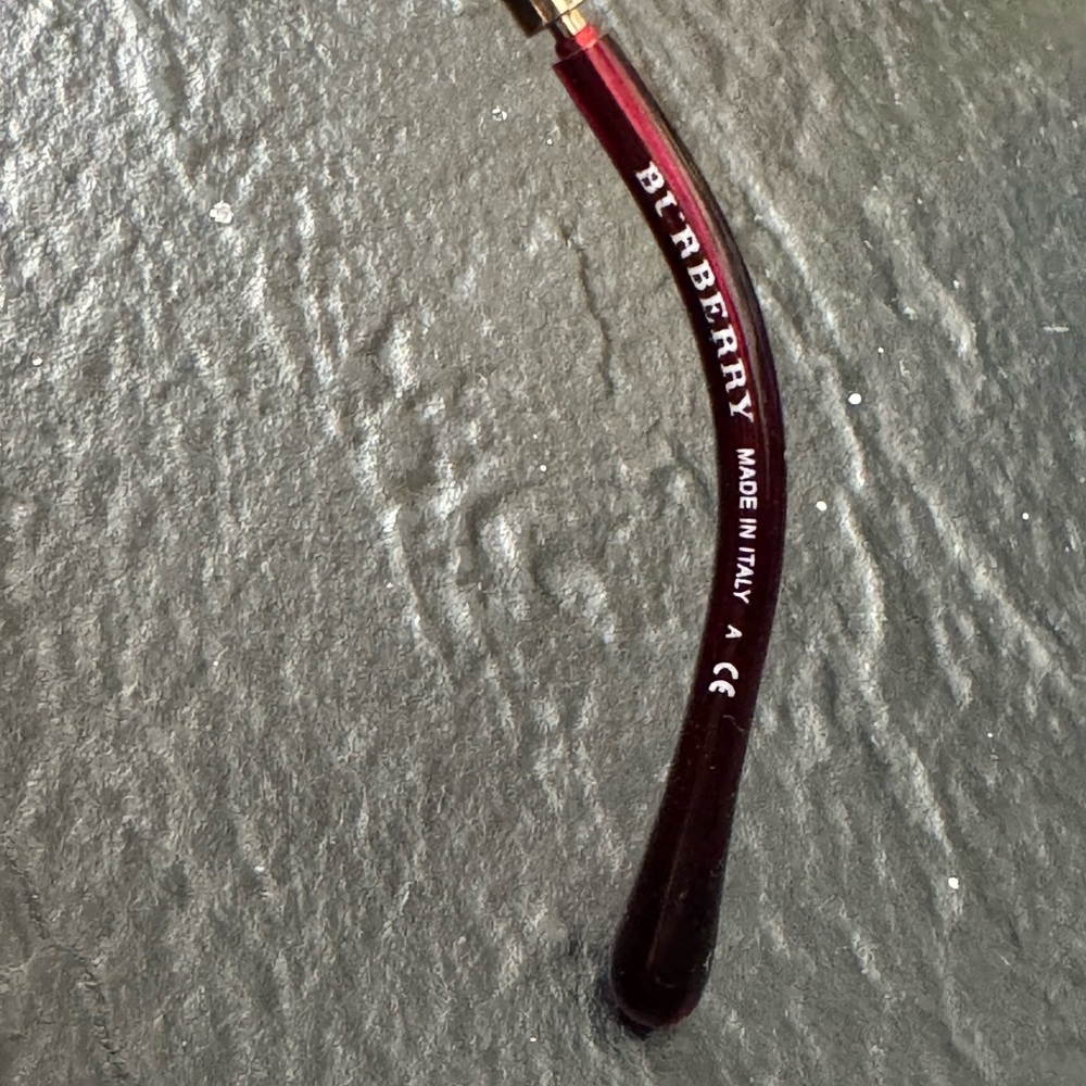 Burberry Red Oversized Sunglasses - Picture 7 of 7